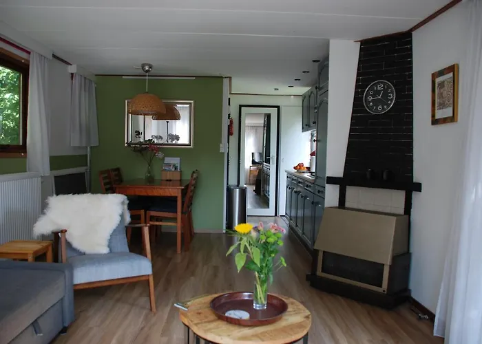 Charmant Chalet Op Een Bospark Op De Veluwe بيت للعطل بوتِنْ